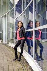 Obraz premium Posing woman at a corporate building