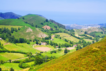 Obraz premium Letnie góry w pobliżu Llanes