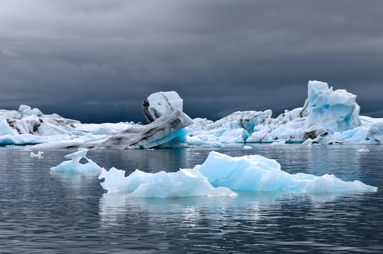 Isebergs in lake