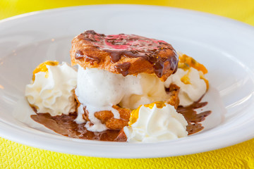 profiterole au chocolat, crème chantilly et boules de glaces 