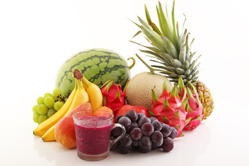 Obraz na płótnie Canvas 新鮮な果物とジュース