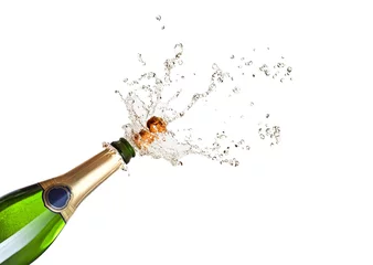Fotobehang knallende champagnefles op witte achtergrond. viering, feest en nieuwjaarsconcept. © tiero