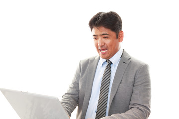 PCで仕事中の男性