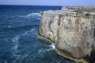 Vista della scogliera e del mare