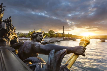 Foto op Plexiglas Pont Alexandre III Standbeeld in Pont Alexandre III Parijs