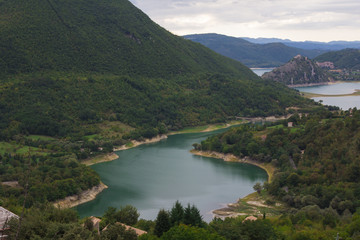 Fototapeta na wymiar Vacanze al lago del Turano in Lazio