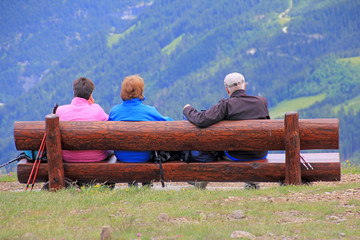 wanderer alpen in grindelwald schweiz 