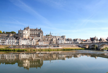 Fototapeta premium Le château renaissance d'Amboise et le pont sur la Loire,, Indre et Loire, Pays de Loire, France