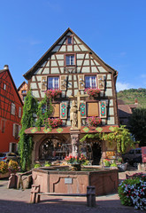 Alsace village de Kaysersberg Place Jean Ittel Fontaine de Constantin
