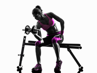 kobieta fitness ćwiczenia wagi sylwetka - 92348502