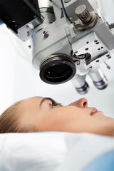 Operacja wzroku.Pacjentka  na sali operacyjnej podczas zabiegu chirurgii okulistycznej - obrazy, fototapety, plakaty