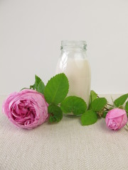 Rosen Joghurtgetränk und Rosenblüten