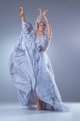 Fototapety  Piękna baletnica tańcząca w niebieskiej długiej sukience