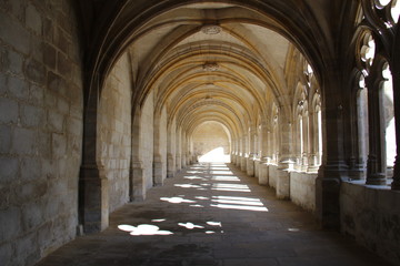 Fototapeta na wymiar Cloître de l'Abbaye de la Chaise-Dieu