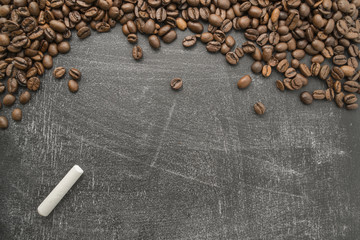 Hintergrund mit gerösteten Kaffee Bohnen, Kreide und Tafel