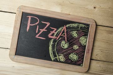 lavagna con scritta pizza su sfondo di legno