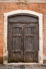 Fototapeta na wymiar The door to the building. Venice