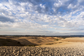 Wolken über acker in italien