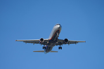 avion et ciel bleu