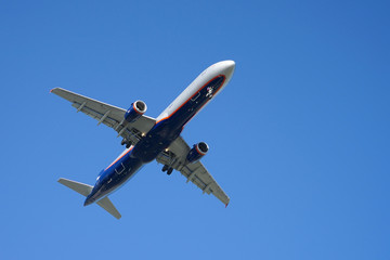 avion et ciel bleu