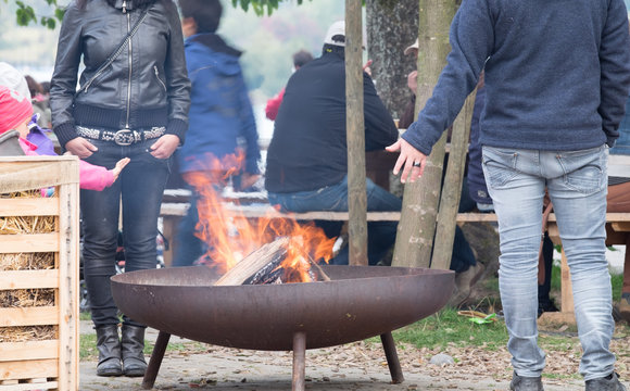 Sich am feuer W&auml;rmen