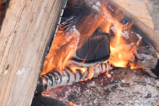 Gl&uuml;hend brennendes Holz