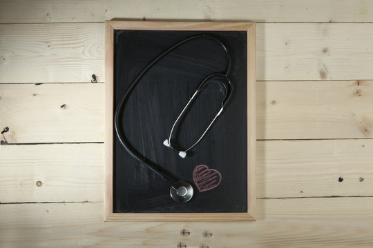 lavagna con fonendoscopio e disegno a cuore