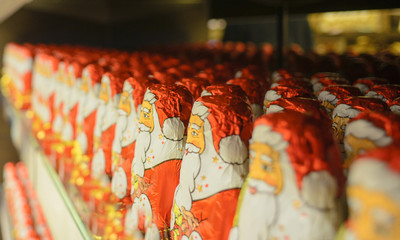 Nikolaus beziehungsweise Weihnachtsmänner aus Schokolade im Verkaufsregal
