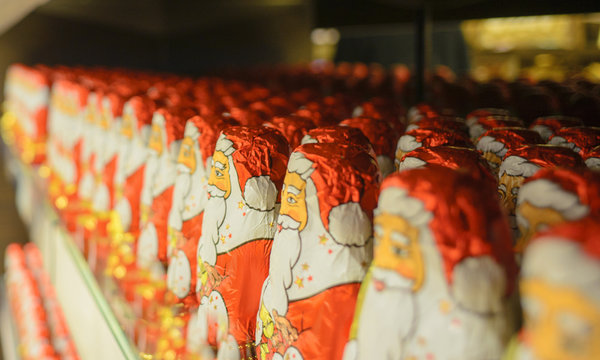 Nikolaus beziehungsweise Weihnachtsm&auml;nner aus Schokolade im Verkaufsregal