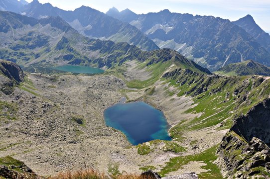 Widok na Dolinę Pięciu Staw&oacute;w Polskich ze szlaku ze Świnicy na Zawrat, Tatry