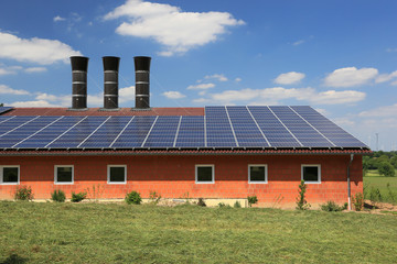 Solarzellen auf Stallgebäude
