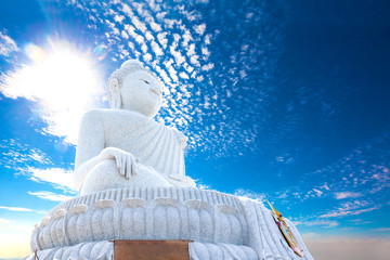 Gran Buda en la isla de Phuket. Templo y el monasterio en Tailandia