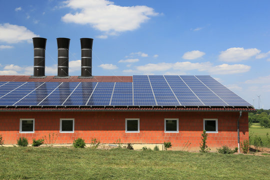 Solarzellen auf Stallgeb&auml;ude