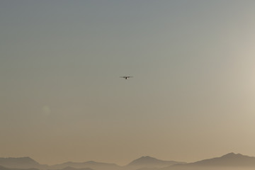 Naklejka premium 朝日の中の飛行機