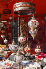 Lámpara tradicional árabe. Puesto árabe en el mercado. Mercadillo tradicional.