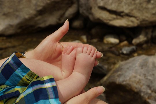 Baby feet in mother hand