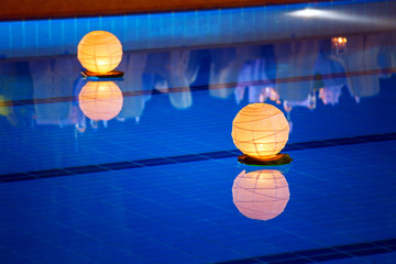 Floating water lantern in the pool - 92376509