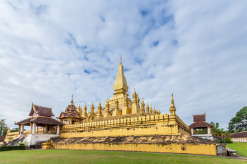 Fototapeta na wymiar Golden Wat Thap Luang in Vientiane, Laos