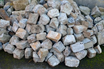 Tas de pavés de granit du Nord