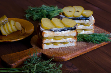 Бутерброды с рыбкой и солеными огурцами.