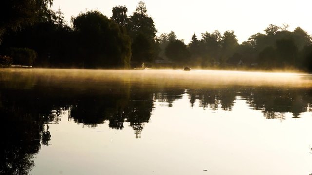 boot f&auml;hrt durch nebel