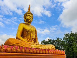 gold buddha statue in thailand temple
