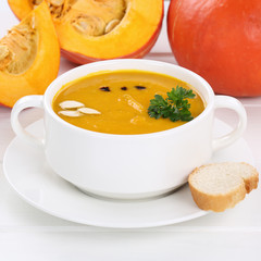 Kürbissuppe Kürbis Suppe in Suppentasse gesunde Ernährung