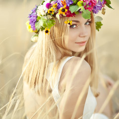Naklejka premium beautiful woman in flowers