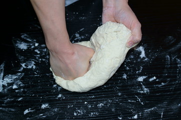 Casalinga in azione mentre prepara l'impasto della pizza