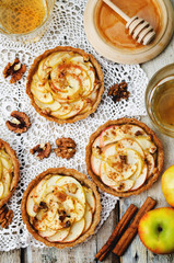 Rye tartlets with apples, cinnamon, honey and walnuts