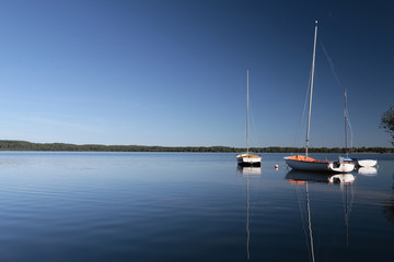 Fototapeta na wymiar Barques sur un lac