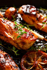 Grilled chicken breast with thyme, lemon and vegetables
