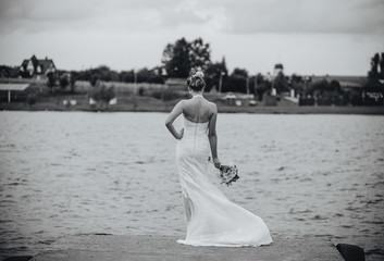 Fototapeta na wymiar Bride at the lake