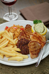 Grillteller mit Pommes frites und Paprikareis 